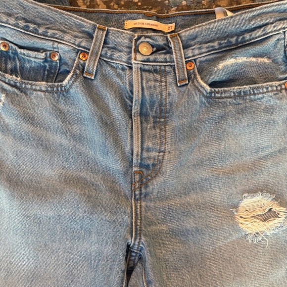 Levi's Women's Distressed Wedgie Straight Leg Light Wash Jeans Size 27 - Picture 8 of 15